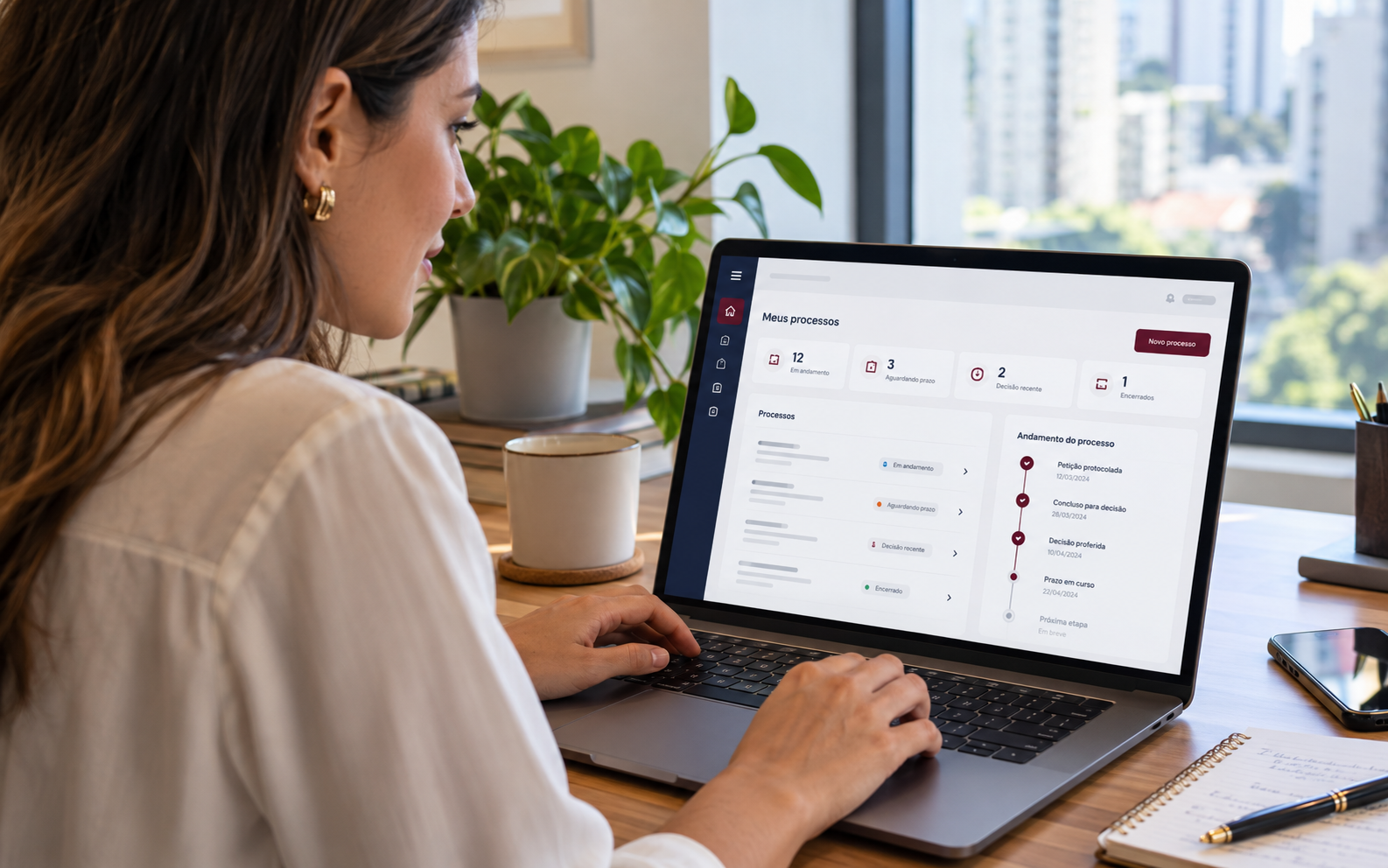 Cliente acompanhando informações jurídicas pelo CPJus